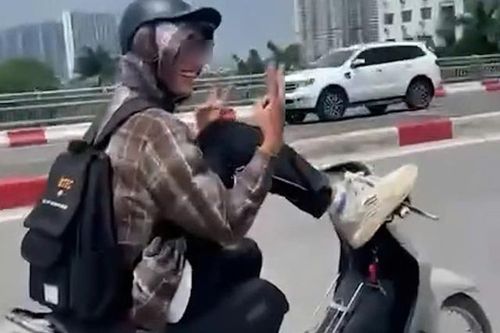 Hà Nội: CSGT vào cuộc vụ nam thanh niên dùng chân lái xe máy
