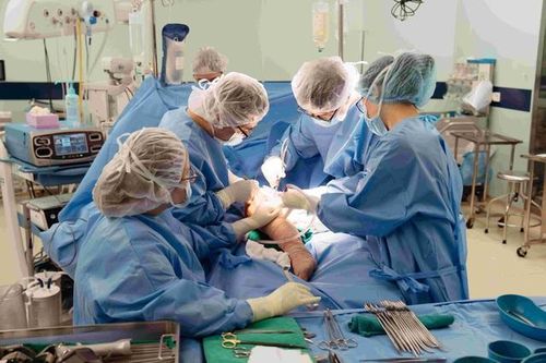 Vinmec lần đầu thay toàn bộ xương đùi cho bệnh nhi ung thư nhỏ tuổi