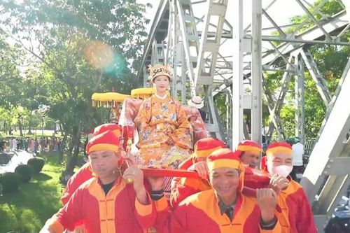 Tranh cãi trang phục của đội gánh kiệu hoàng hậu tại lễ quảng diễn ở Huế