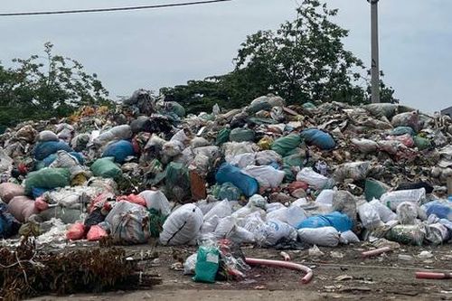 Rác thải lại chất thành 'núi' tại La Phù, Hà Nội