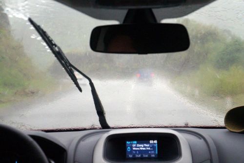 Trời mưa lớn, nên mở hay tắt đèn Hazard?