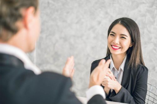 Có nên liên hệ với các chuyên gia săn đầu người khi tìm việc?