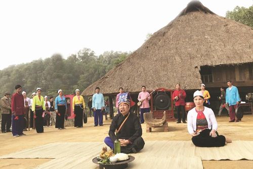 'Lời mo trong sương núi': Hành trình đưa hồn người Mường về cõi tổ