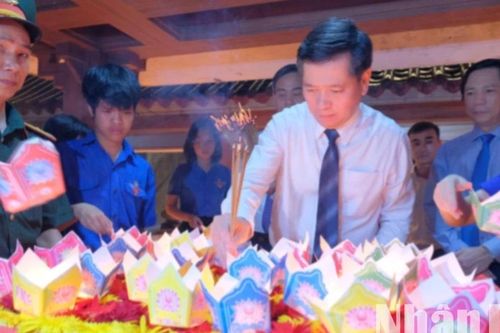 Lung linh đêm hoa đăng tri ân Anh hùng liệt sĩ trên sông Thạch Hãn