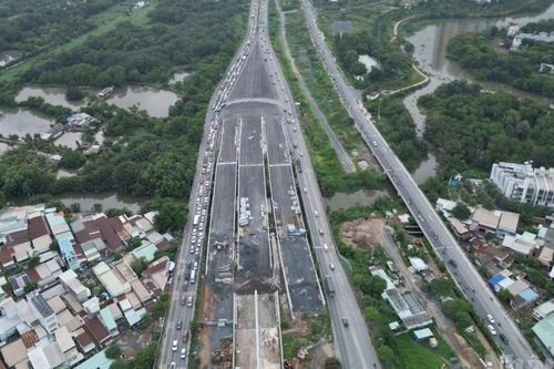 Ùn ứ giao thông sau khi cấm xe máy vào đường dẫn cao tốc Thành phố Hồ Chí Minh-Long Thành-Dầu Giây