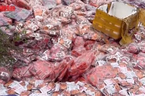 Hàng tấn bánh kẹo, thực phẩm ăn vặt không rõ nguồn gốc bị đổ bỏ tại La Phù