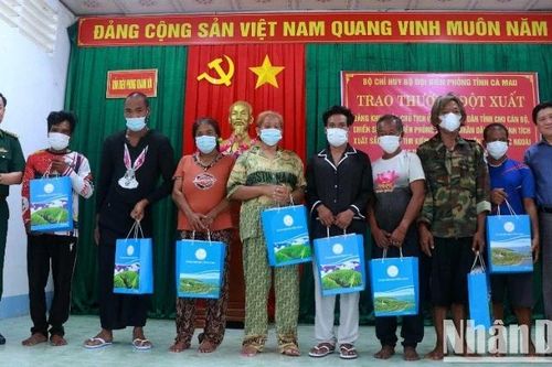 Cà Mau khen thưởng đột xuất cứu hộ kịp thời ngư dân nước ngoài gặp nạn