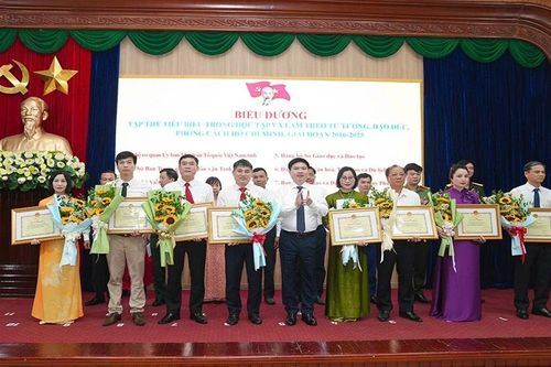 Hà Nam tổng kết 10 năm thực hiện Chỉ thị số 05 của Bộ Chính trị