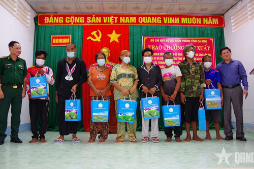 Lãnh đạo tỉnh Cà Mau thăm hỏi, động viên các thuyền viên người nước ngoài được cứu vớt trên biển