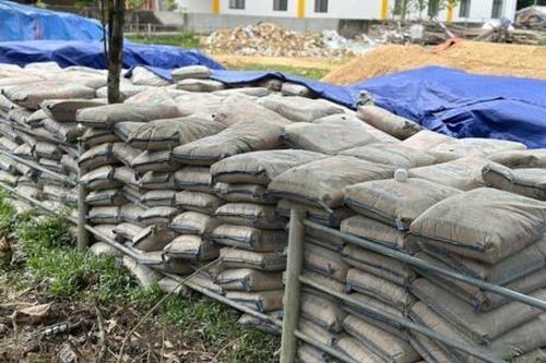 Khởi tố Chủ tịch xã để hàng chục tấn xi măng hư hỏng