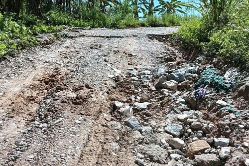 Xây dựng các nhà máy thủy điện ở Kon Tum: Đường giao thông nham nhở