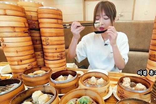 Vì sao 'thánh mukbang' Hàn Quốc vẫn gầy dù 'mất phanh'?