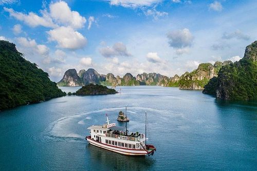 Chọn tour biển Hạ Long uy tín, đừng để giá rẻ đánh lừa
