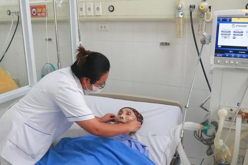 Cứu cụ bà nguy kịch do mắc nhiều bệnh lý