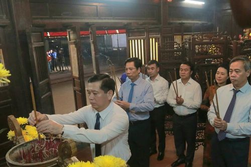 'Đêm hoa đăng' tri ân anh hùng liệt sĩ trên sông Thạch Hãn