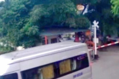 Vượt đường ngang khi tàu sắp tới, tài xế bị phạt 11 triệu đồng