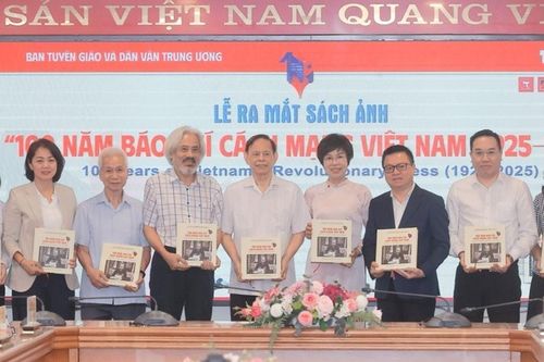 Sách ảnh '100 năm báo chí Cách mạng Việt Nam 1925-2025': Bức tranh sinh động về hành trình phát triển đầy tự hào
