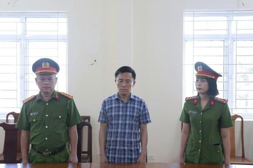 Khởi tố, bắt tạm giam chủ tịch xã để hư hỏng hàng trăm tấn xi măng hỗ trợ xây dựng nông thôn mới
