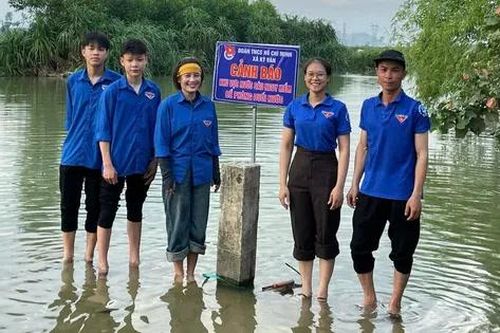 Lớp dạy bơi miễn phí, cắm biển cảnh báo chống đuối nước