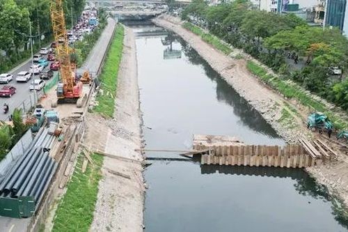 Cận cảnh công trường đang 'cắt đôi' đường dành cho xe đạp tại Hà Nội