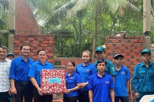 Tình nguyện hè, tuổi trẻ Bến Tre tích cực giúp người dân tiếp cận công nghệ