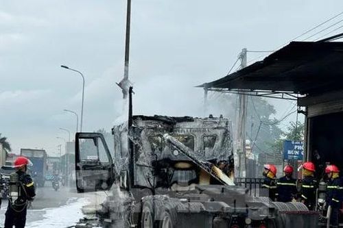 Lạng Sơn: Cháy dữ dội trên quốc lộ, 2 xe ô tô bị thiêu rụi