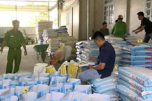 Phơi bày chiêu thức sản xuất hàng chục tấn thức ăn cho tôm giả