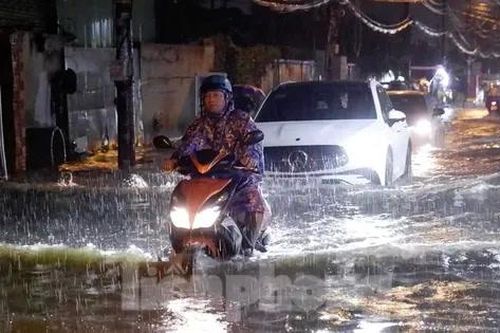 Mưa sầm sập từ chiều đến tối, người dân TPHCM bì bõm lội nước về