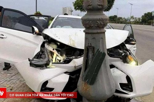 Ô tô đâm vào trụ đèn lúc rạng sáng, 3 người bị thương nặng