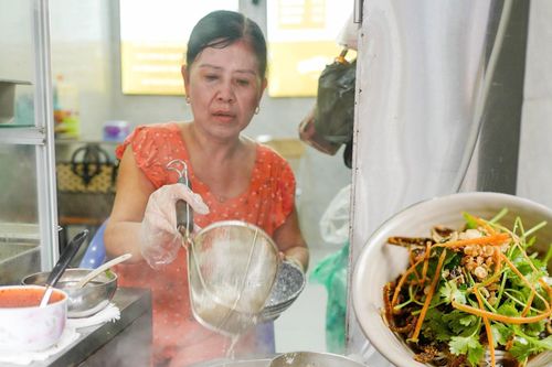 Quán miến lươn 37 năm, đông khách bậc nhất Hà Nội được Michelin khen hết lời
