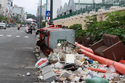 TPHCM: 500m vỉa hè đường Hoàng Hoa Thám thi công dang dở, nhếch nhác rác thải