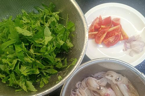 Loại rau mọc đầy bờ rào, nấu với mực thành đặc sản miền Trung