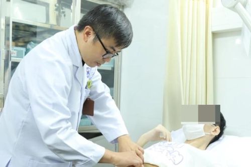 Nam thanh niên suy kiệt, sụt 12kg vì mê điện thoại