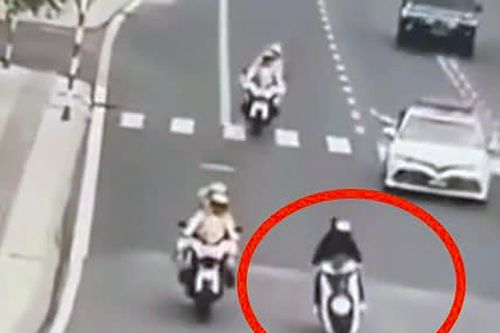 Tài xế xe SH ngang nhiên chen lấn, vượt lên đoàn xe ưu tiên