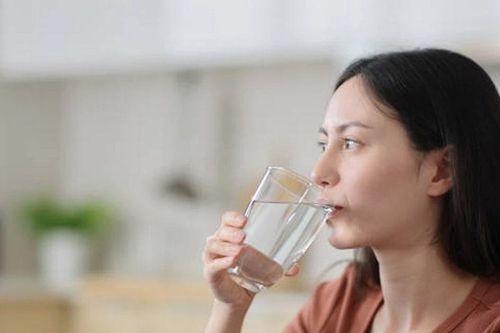 Uống nước ấm trong mùa Hè - lợi ích bất ngờ cho tiêu hóa và giải độc