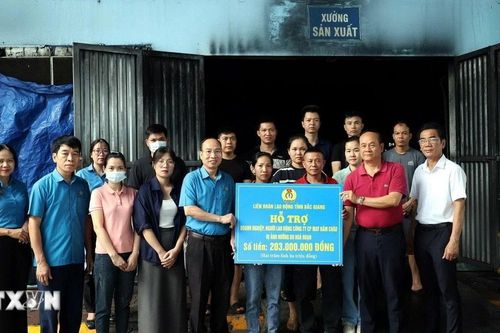 Bắc Giang: Trao kinh phí hỗ trợ người lao động bị ảnh hưởng do hỏa hoạn