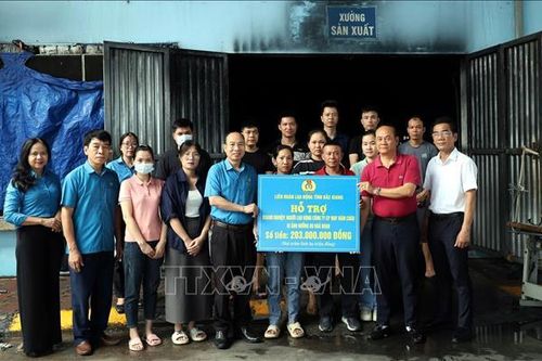 Trao kinh phí hỗ trợ người lao động bị ảnh hưởng do hỏa hoạn