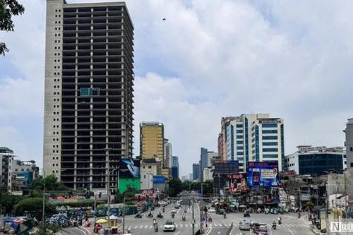 Cận cảnh tòa nhà 'chọc trời' bỏ hoang giữa lòng Hà Nội