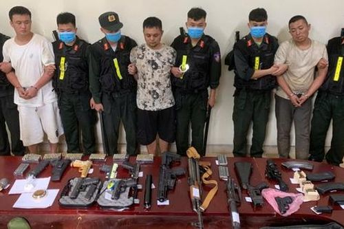 Bắt nhóm đối tượng mang theo nhiều vũ khí qua biên giới