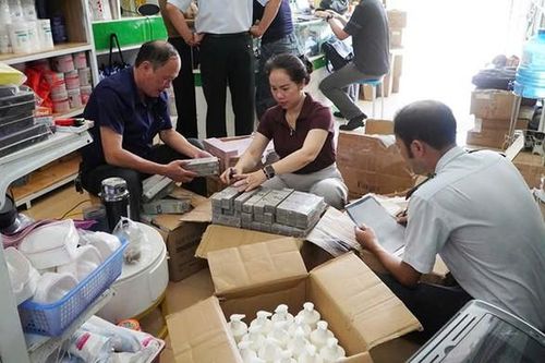 Phát hiện hàng trăm sản phẩm mỹ phẩm nhập lậu tại một cửa hàng nổi tiếng ở Quảng Bình