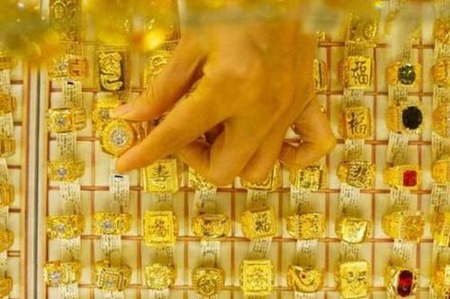 Nóng nhất trong ngày: Giá vàng đồng loạt tăng mạnh; Loạt cửa hàng ở Hà Nội đóng cửa, trả mặt bằng