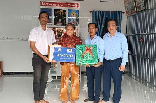 Tân Châu trao nhà Đại đoàn kết cho hộ cận nghèo