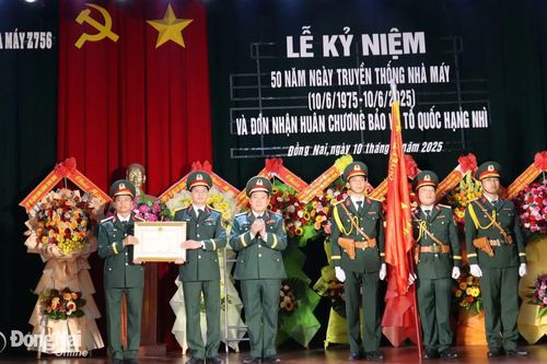 Nhà máy Z756 đón nhận Huân chương Bảo vệ Tổ quốc hạng Nhì