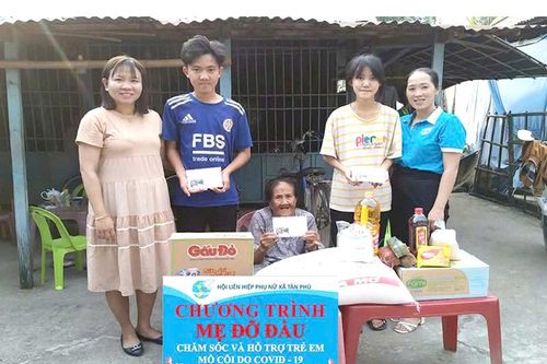 Ấm áp tình thương 'Mẹ đỡ đầu'