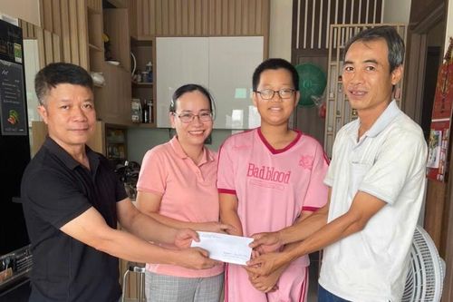 Trung tâm Huyết học - Truyền máu tỉnh Khánh Hòa trao 5 triệu đồng cho cháu Đỗ Vũ Hà My mắc bệnh ung thư máu