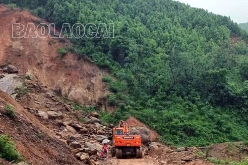 Sạt lở trên Tỉnh lộ 160, giao thông từ xã Nậm Lúc đi xã Bản Cái bị chia cắt hoàn toàn