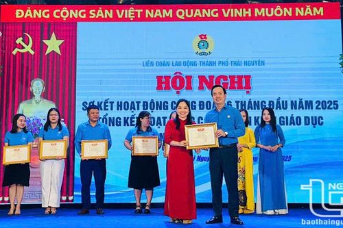Khen thưởng các tập thể, cá nhân xuất sắc trong hoạt động công đoàn