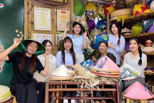 Gìn giữ hồn xưa qua vành nón làng Chuông