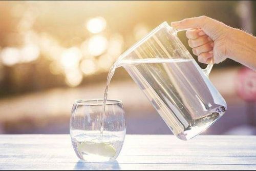 Uống nước sau khi thức dậy: Thói quen nhỏ, lợi ích lớn