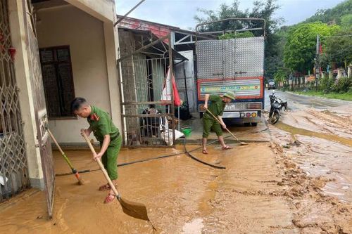 Lào Cai: Công an xã giúp dân khắc phục hậu quả mưa lũ